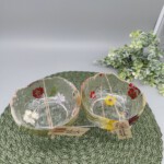 Schalen mit getrockneten Blumen