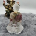 Dieser Buddha lädt zum entspannen ein. Durch die Blumen fühlt man sich der Natur nah.